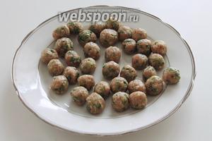 Из фарша слепить маленькие, размером с грецкий орех, шарики. Поставить их в морозильник на 10 минут, чтобы шарики схватились.