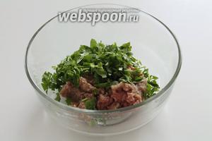 Пока сушится лапша, делаем риза-кюфту. В прокрученное вместе с луком мясо добавить мелко нарезанную зелень, соль, специи и хорошенько вымесить фарш до однородности. Если получилось очень сухо, то добавить 1-2 столовые ложки воды, если слишком жидко, то — молотые сухари.
