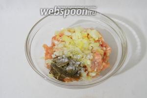 В это время готовим фарш. Соединяем в тарелке измельчённый лук, куриный фарш, солим и перчим по вкусу.