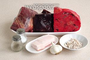 Для приготовления колбасы нужно взять говяжьи субпродукты (сердце, печень), свиное лёгкое, шпик, кишки (черева), чеснок, перец чёрный молотый и соль.
