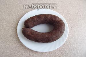 Колбаски наколоть иголкой в нескольких местах, чтобы не лопнули в процессе варки, и отварить в подсоленной воде в течение 25–35 минут.