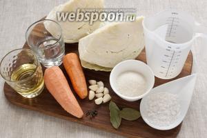 Подготовить необходимые продукты: капусту, морковь, чеснок, воду, масло, уксус, сахар, соль и пряности.