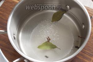 Соединить все необходимые продукты для маринада в кастрюле. Довести до кипения, проварить 5-7 минут. Добавить масло и уксус. Дать остыть.