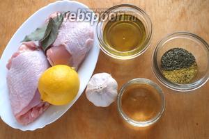 Подготовьте необходимые ингредиенты: куски охлаждённой курицы (у меня получилось 5 шт.), лимон, чеснок, оливковое масло, белое сухое вино, лимонный перец, лавровый лист и прованские травы.