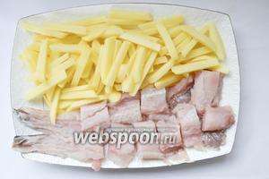 Берём картошку, моем, чистим, режим на произвольные кусочки. Рыбу очищаем, режим на кусочки 3/2 см, сильно узкие (например с хвоста), не используем.