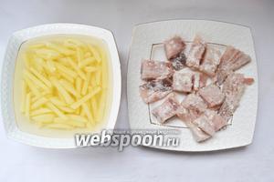 Картошку заливаем холодной водой. Даём постоять пару минут и перекладываем на чистое полотенце. Хорошо просушиваем. Рыбу легко приправляем мукой, чтоб тесто лучше легло.