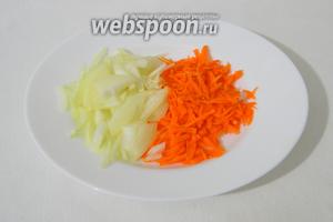 Когда тесто для пирога готово. Нарезаем тонкими полукольцами лук и натираем на крупной тёрке морковь. Или же морковь натираем на тёрке для корейской моркови — соломкой.