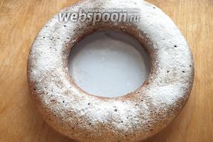 Когда кекс полностью пропечётся (проба на сухую лучину), остудите его на столе, вынув из формы. Затем придайте кексу «седину» с помощью сахарной пудры. Кекс на чайной заварке «Седой Граф» готов! Приятного чаепития!