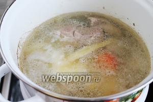 Через 20 минут ввести картофель крупными кусками. Варить на медленном огне до разваривания картофеля и гороха (около получаса). В конце варки суп посолить.