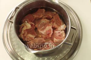 Куски мяса промыть, залить холодной водой (!) и поставить на огонь. Но «вахту» не покидаем, подождать пока появится пенка. Снять её, затем прокипятить ещё 30 минут и процедить бульон.