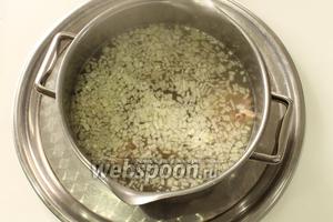 Продолжать варить мясо на среднем огне при закрытой крышке. К концу варки лук полностью разварится.