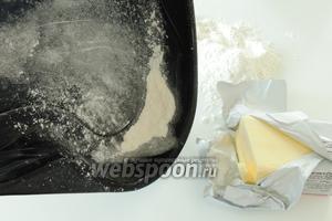 Сразу выстилаем форму пекарской бумагой, или смазываем маслом и припудрим все поверхности мукой.