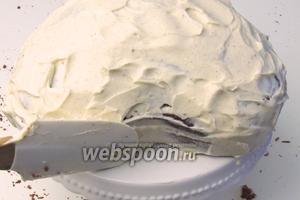 Так же поступаем с остальными частями пирога и крема, кладя их друг на друга и промазывая. В заключении обмажем и бока торта. Уберём в холод.