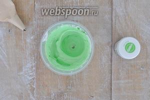 Одну столовую ложку крема отделить, добавить немного гелевого красителя на самом кончике зубочистки и перемешать до однородности.