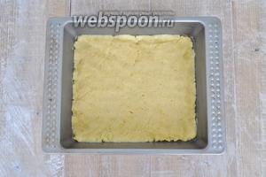 Охлаждённое тесто разделить на 2 части сформировать руками коржи и выпекать при 180°C 15 минут.
