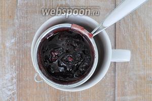 Оставшееся варенье процедить, для покрытия верхнего коржа ягоды не нужны, так как на него мы будем выкладывать шоколадную глазурь, а поверхность должна быть ровной!