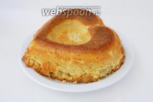Остывший кекс со сливками вынимаем из формы и подаём, украсив на свой вкус сахарной пудрой, глазурью или ягодами. Приятного чаепития!