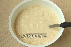 Миску с тестом накрыть крышкой и убрать в тёплое место на 2 часа. Спустя это время, тесто перемешать половником и можно сразу жарить блины.