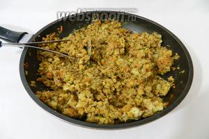 Разминаем массу толкушкой. Можно размять до однородности, но вкуснее оставить небольшие комки картофеля.