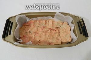 Форму для террина (у меня форма для выпечки хлеба) прокладываем пергаментом. Плотно складываем куски фуа гра слоями и каждый слой солим и перчим по вкусу. По желанию добавляют коньяк.