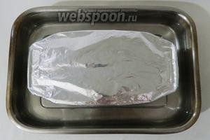 В поддон с высокими бортами наливаем воду до половины, ставим в него фуа гра и томим в духовке при температуре 110°C 1 час 45 минут.