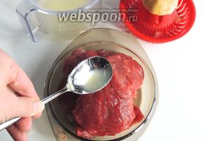 Из лимона выжмем сок и зальём каждый кусок мяса. Сока понадобится около 3 ст. л. Отставим в сторону.
