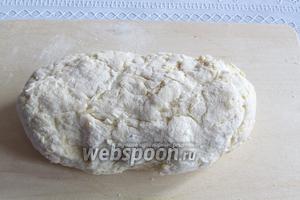 Замесить густое тесто, прежде чем мешать руками, хорошо обсыпьте его мукой, так как тесто поначалу очень липкое.