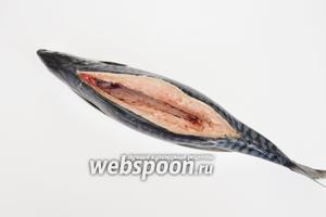 Рыбу вымыть, сделать надрез по спинке и аккуратно руками удалить позвоночник и рёбра. Слегка натереть рыбу солью.