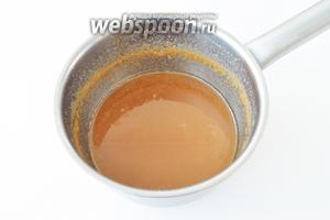 Карамель надо приготовить заранее, чтобы к моменту приготовления крема она уже остыла до комнатной температуры. Сахар нагреть в сотейнике на сильном огне. Когда он потемнеет, влить подогретые сливки, не переставая размешивать и варить пока карамель не начнёт густеть. Карамель для крема по консистенции похожа на сметану. Готовую карамель снять с огня и оставить остывать.