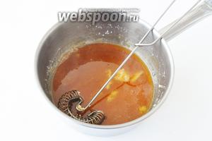 Начать приготовление лучше с карамели, как для теста, так и для крема. Приготовим карамель для теста. Сахар всыпать в сотейник и разогреть на сильном огне, не передержать, иначе карамель будет горькая.