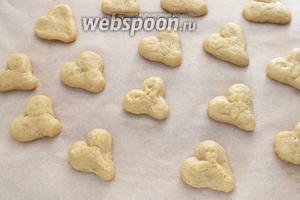 Разогрейте духовку до 200ºC. Отсадите из шприца на пекарскую бумагу печенье в виде сердечек. Выпекайте каждую порцию печенья около 10-12 минут в зависимости от размера.