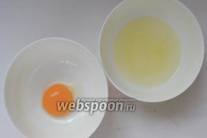 Пока готовиться рыба, готовим соус. Разделяем желток от белка. В белок добавляем щепотку соли и тщательно перемешиваем.