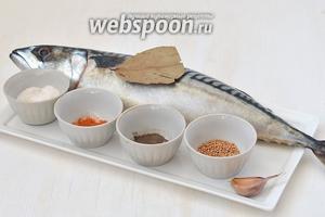 Для приготовления блюда нам понадобится скумбрия, паприка, чеснок, горчица в семена, соль, перец душистый молотый, лавровый лист.
