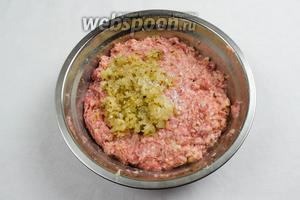 Остывший пассерованный лук с пряностями добавить к фаршу. Фарш хорошо вымесить. Поставить в холод на 20-30 минут.