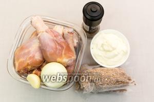 Для приготовления нам понадобятся: куриные голени, гречневая крупа, лук, чеснок, сметана, сыр, корица, соль.