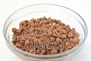 Масса выходит похожей на крошку. Руками тесто не вымешивать — только ложкой соединить все компоненты до образования нежной крошки.