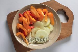 Удалить семена из перца, лук почистить. Нарезать лук кольцами, перец крупной соломкой или брусочками.