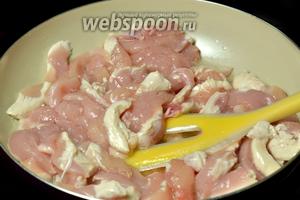 Кладём курицу на сковороду с небольшим количеством масла, посолив и поперчив. Помешиваем, пока кусочки не побелеют.