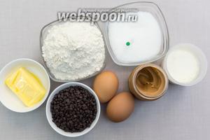 Для приготовления нам понадобятся: сахар, мука, ванилин, сливочное масло, арахисовое масло (паста), яйца, молоко, шоколад (у меня шоколадные капли), разрыхлитель.