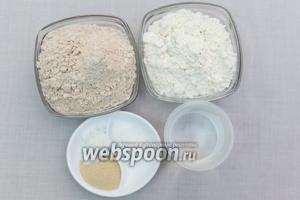 Для приготовления нам понадобятся: мука пшеничная, мука цельнозерновая, вода, соль, сахар, мёд, дрожжи, масло подсолнечное.