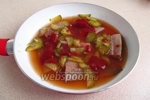 Всё залить рыбным бульоном на половину высоты кусков рыбы, закрыть сковороду крышкой и припускать рыбу при слабом кипении в течение 25–30 минут.