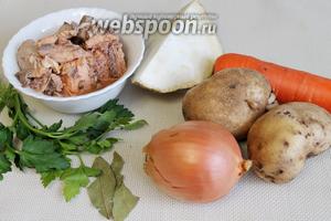Для супа взять на 1 л воды: банку консервов, картофель, морковь, лук, сельдерей, петрушку и лавровый лист, соль по вкусу.