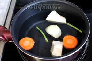 Сначала приготовить бульон: в воду опустить крупно нарезанный корень сельдерея, морковь и половину луковицы, можно добавить стебли зелени.