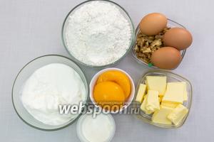 Для приготовления нам понадобятся: сахар, соль, мука, яйца, размягчённое сливочное масло, персики консервированные, молоко, корица, разрыхлитель, сода, орехи грецкие, сметана.