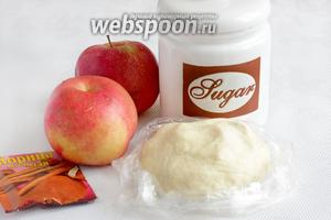 Для яблочного пирога возьмём сахар (белый или коричневый), творожное тесто , цедру апельсина, корицу, яблоки кисло-сладких сортов (даже ближе к сладкому).
