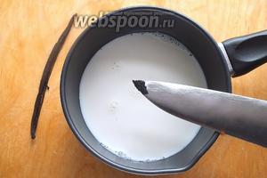 Влейте в ковш сливки, добавьте сахар и соль. Острым ножом разрежьте стручок ванили вдоль и соскоблите семенную массу. Добавьте семена ванили в ковш, доведите смесь до кипения. Держите на медленном огне, помешивая. Дождитесь растворения сахара и выключите.