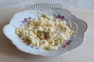 Сыр натереть на мелкой тёрке, смешать с майонезом и перцем. По желанию можно оставить немного тёртого сыра для оформления.