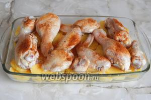 На картошку кладём обжаренную курицу вместе с маслом, на котором она жарилась, и присыпаем приправой. Можно долить немного воды (около 100 мл).