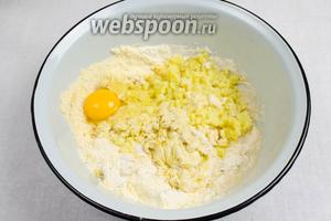 Добавить пюре картофеля, яйцо и 2 столовые ложки оливкового масла. Замесить тесто. В конце замеса добавить оставшиеся 2 ложки масла и соль.