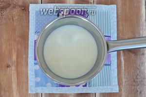 Молоко с ванильным сахаром нагреть.